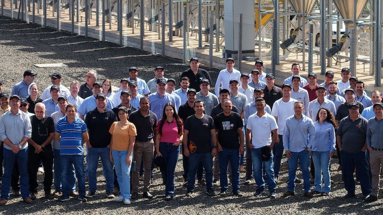 Aviagen aumenta capacidade de produção e recebe visita de clientes em sua nova granja de avós no Brasil